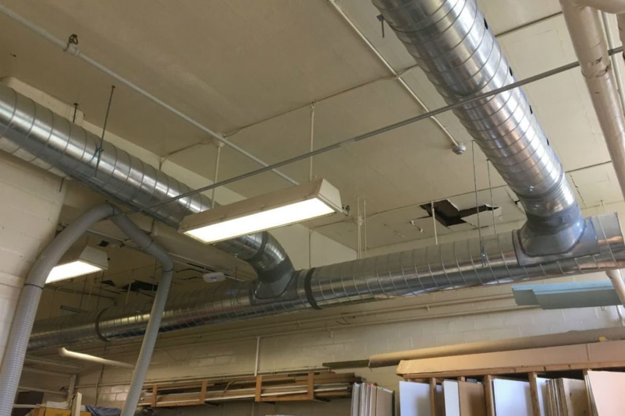 L'intervention de la CNESST conduit à l'installation de systèmes de ventilation dans les ateliers du service technique de MGH. Image: Nouveau système de ventilation à l'atelier de menuiserie de l'HGM.