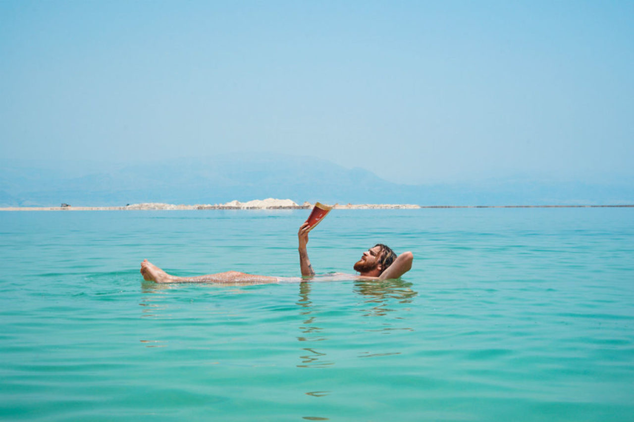 toa-heftiba-703461-unsplash-livre de lecture d'homme flottant sur l'eau