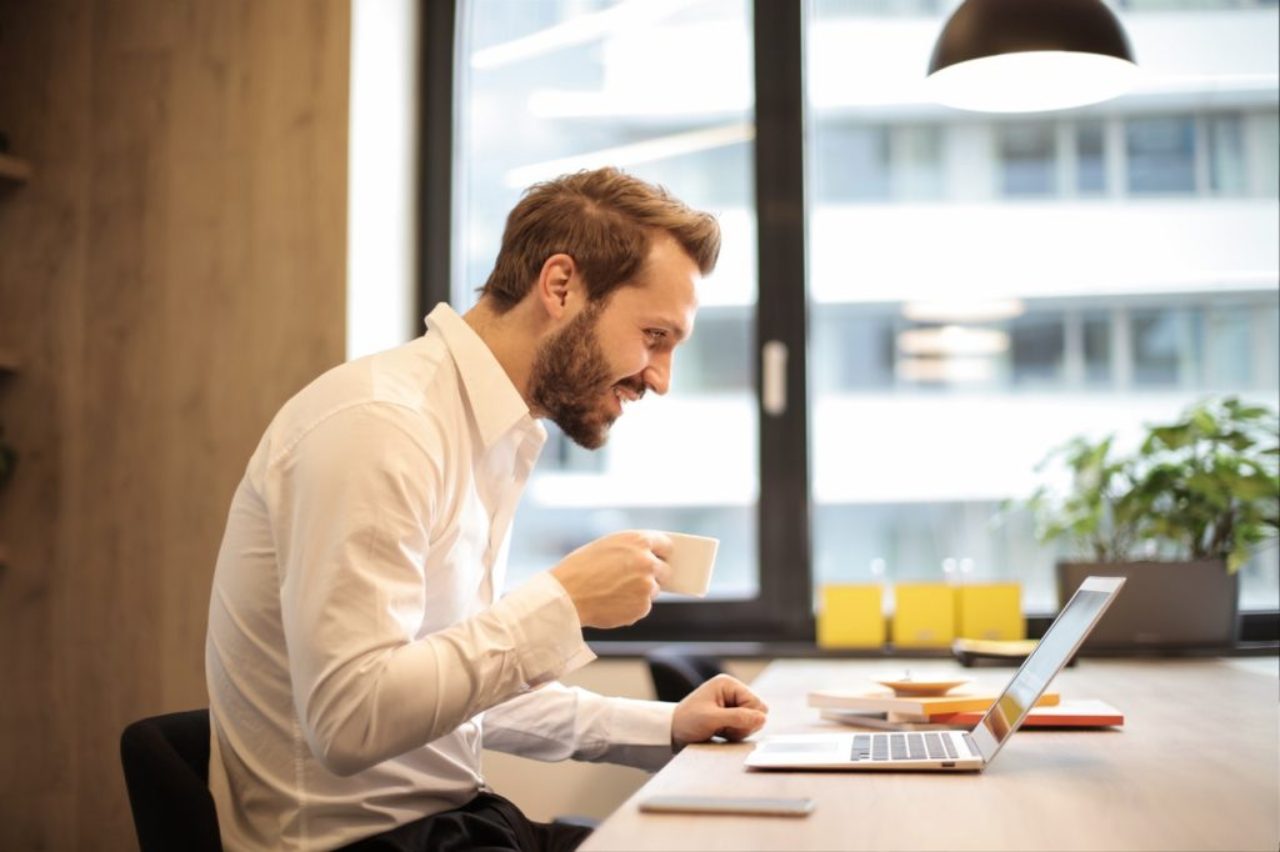 homme-à-bureau-tenant-tasse-de-café-regarder-satisfait-à-ordinateur-portable-coffee-cup-daytime-925786