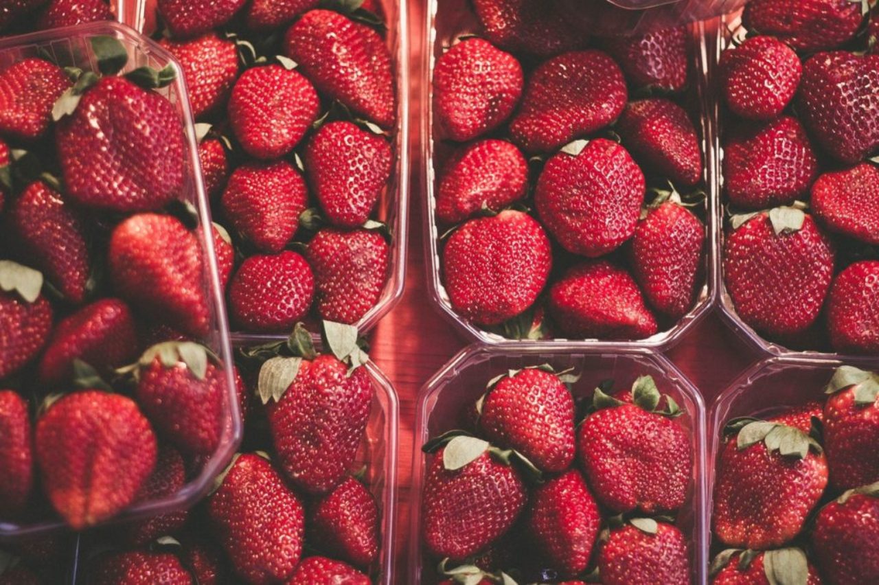 fraises mûres dans des contenants en plastique