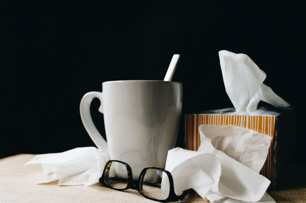 tasse à café-verres-tissu-boîte-utilisé-tissus-kelly-sikkema-unsplash