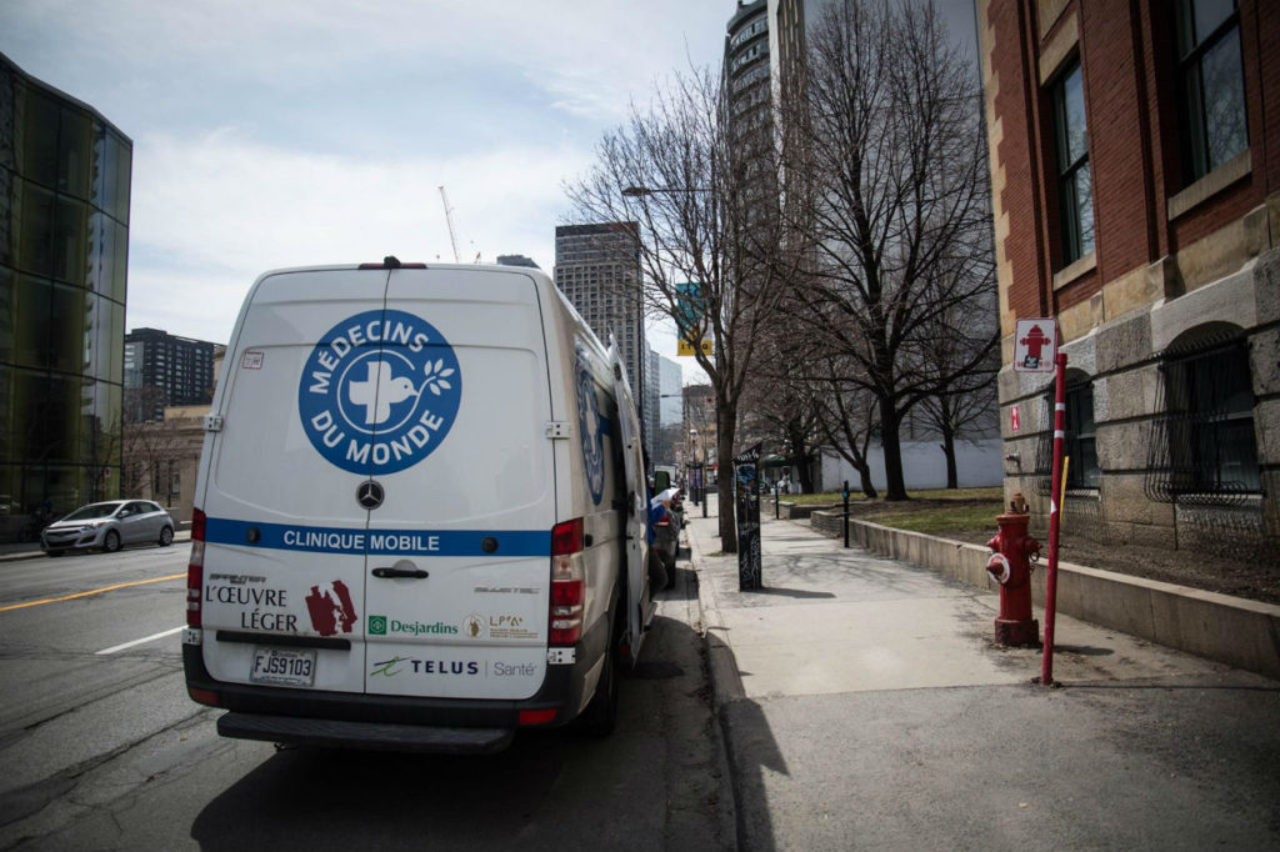 montréal-mobile-santé-clinique-garée-en-ville-rue-médecins-du-monde Canada