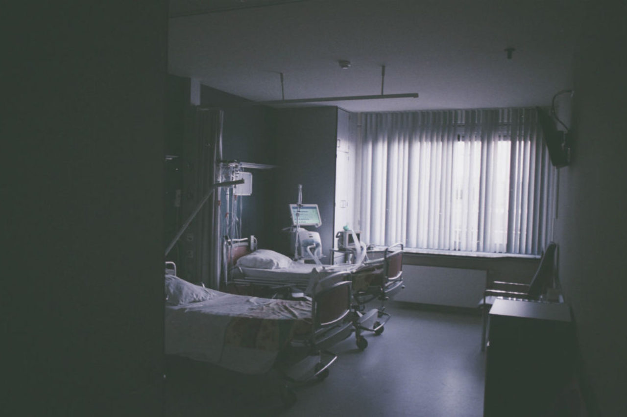 chambre de patient sombre en niveaux de gris