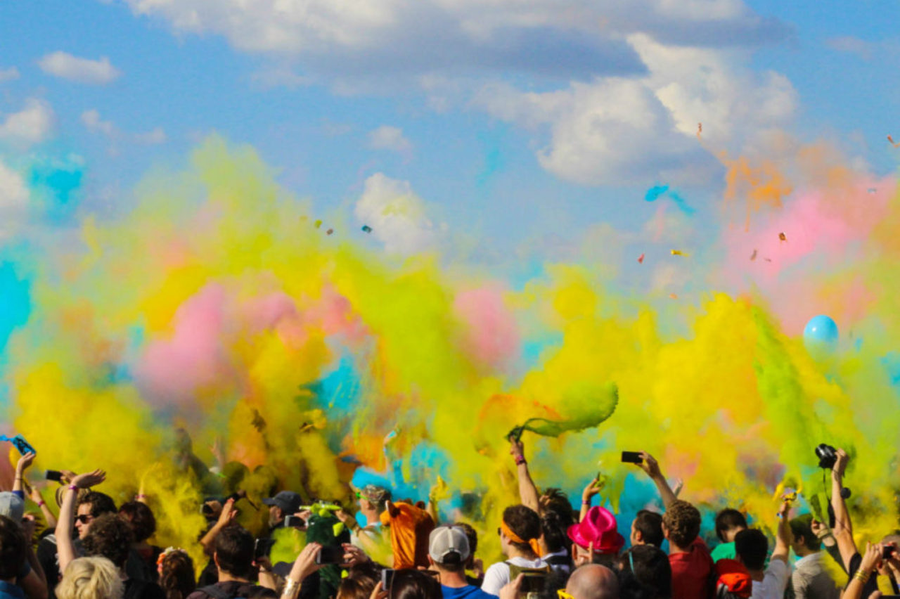 gens-festival-heureux-couleur