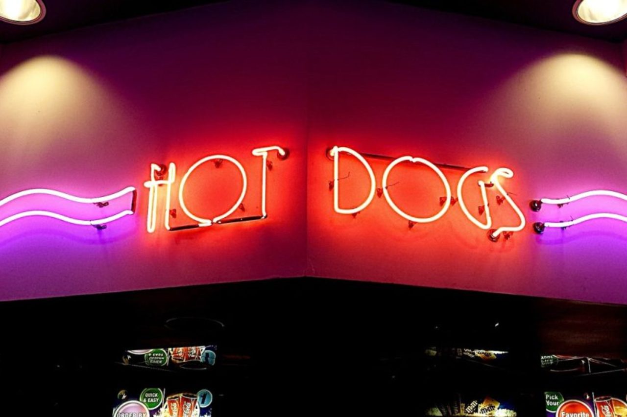 hot-dog-neon-signe-dessus-restaurant