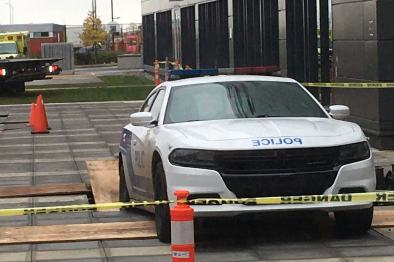 police-croiseur-éclaté-par-patio-carreaux-muhc-superhospital-glen