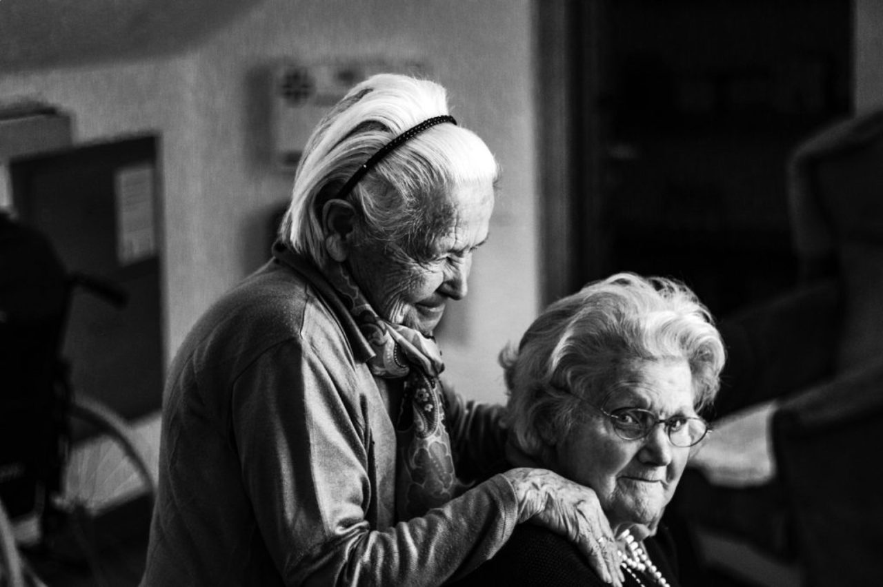 photo noir et blanc de deux femmes âgées