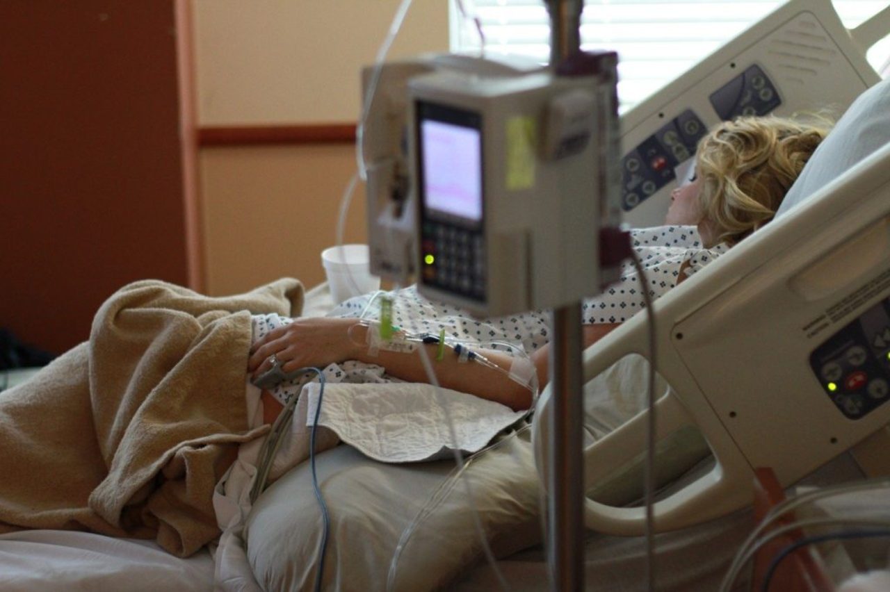 patient-femme-à-l'hôpital-unité-lit-icu