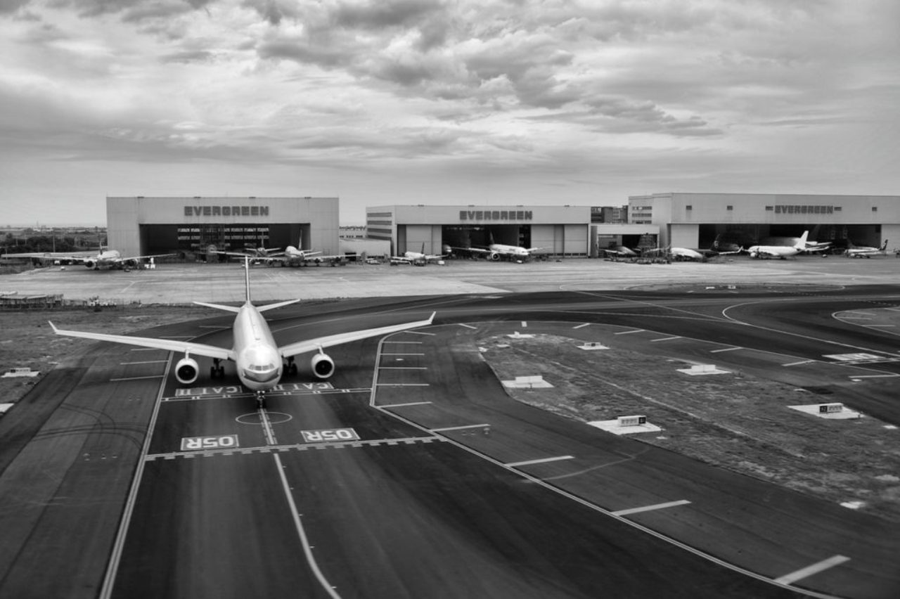 gris-échelle-d'avion-sur-piste-sous-nuageux-jour