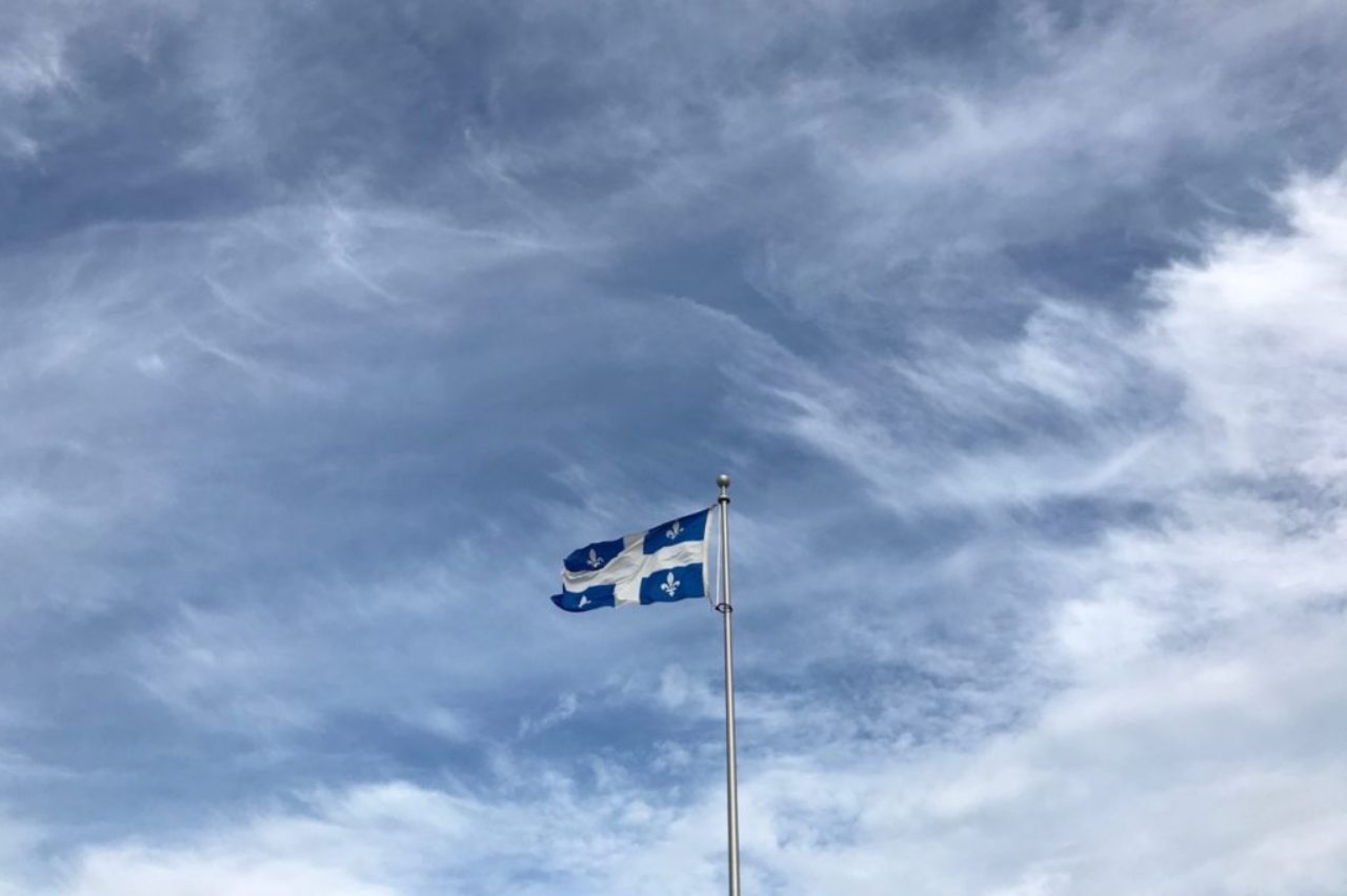 drapeau-quebec-bleu-ciel-avec-nuages-blancs