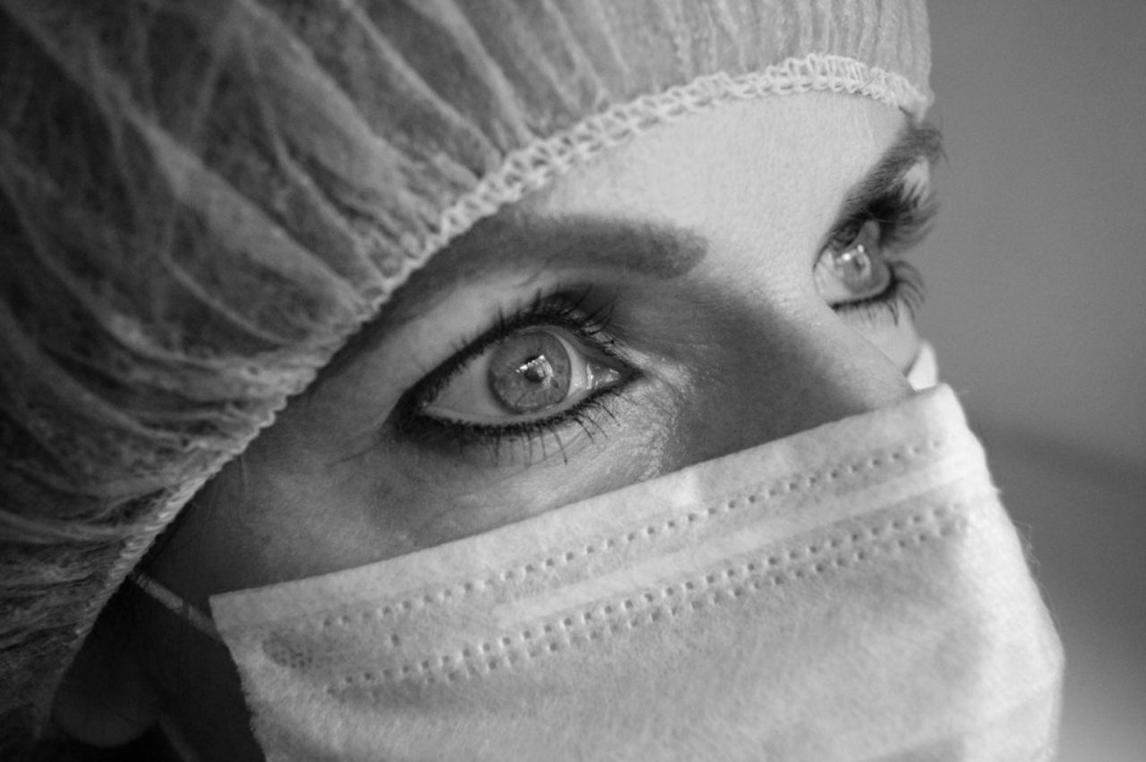 fermer-photo-de-visage-féminin-portant-un-masque-chirurgical-et-une-casquette-3108660