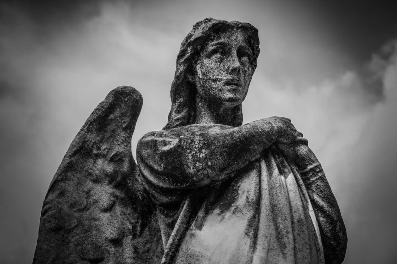 noir-blanc-photo-de-pierre-ange-statue-prise-avec-un-filtre-rouge