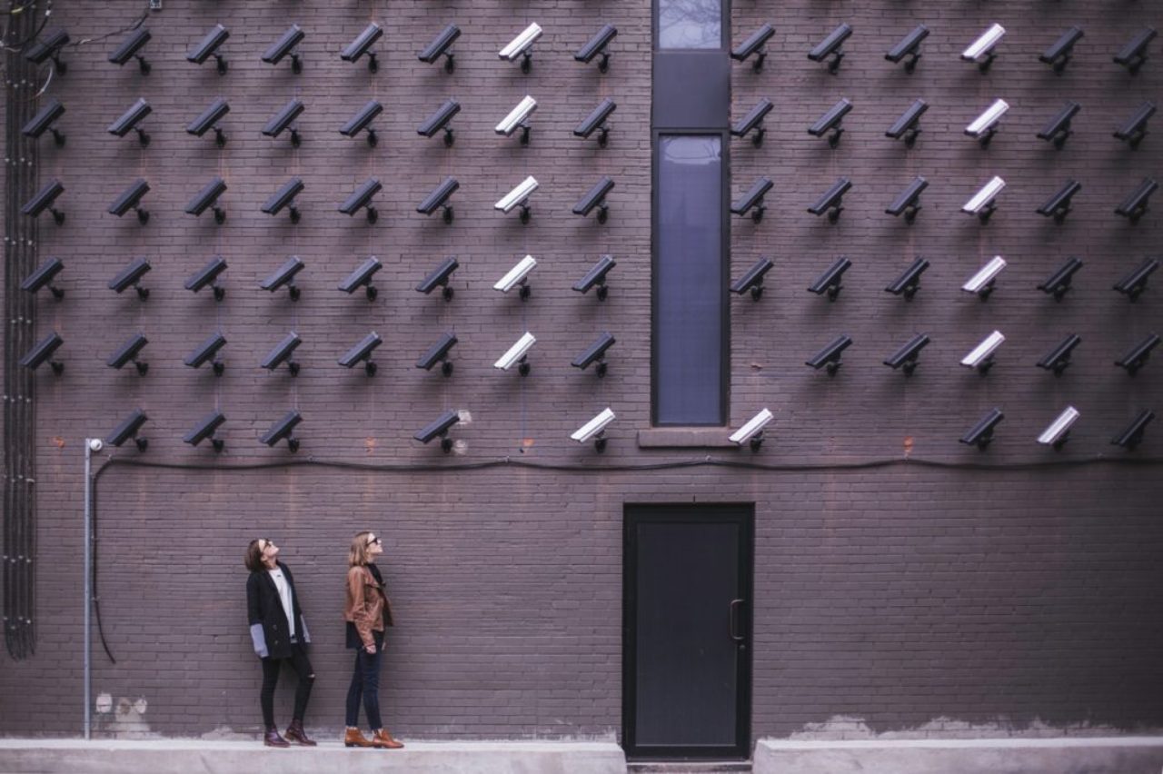 deux-personne-debout-sous-lot-de-bullet-cctv-camera-374103