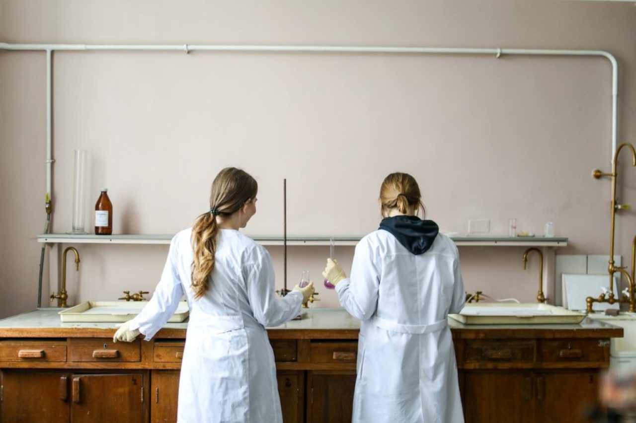 deux-femmes-en-manteau-au-poste-de-travail